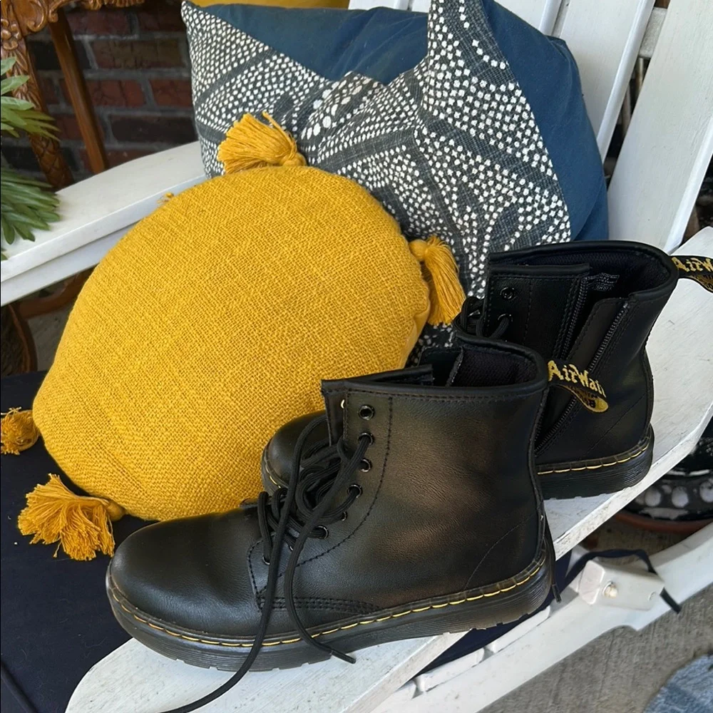DR. MARTENS 1460 Youth Combat Boots